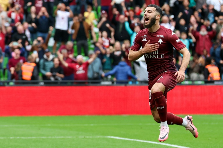 L'attaquant géorgien Georges Mikautadze fête un but inscrit pour Metz face à Saint-Etienne, en barrage L1-L2, le 2 juin 2024 au stade Saint-Symphorien