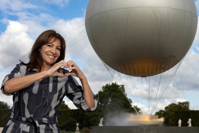 La maire socialiste de Paris, Anne Hidalgo devant la vasque des Jeux olympiques et paralympiques de Paris 2024 dans le jardin des Tuileries, à Paris, le 7 août 2024