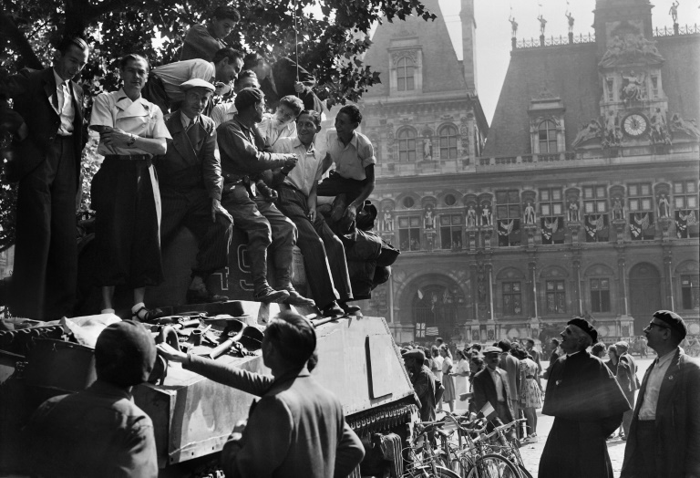 La foule accueille les troupes alliées devant l'Hôtel de ville de Paris, le 25 août 1944