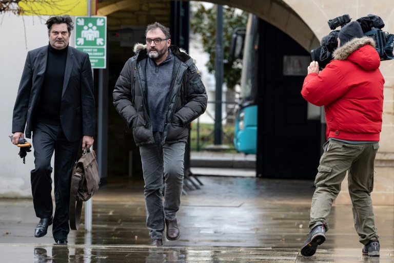 Frédéric Péchier (D) arrive au palais de justice de Besançon le 8 mars 2023 accompagné de son avocat Randall Schwerdorffer