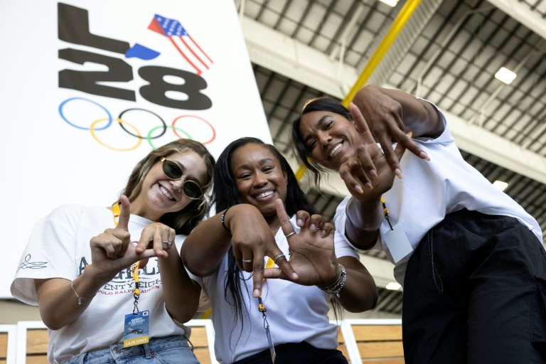 Des Californiennes venues accueillir le drapeau olympique à l'aéroport de Los Angeles, le 12 août 2024