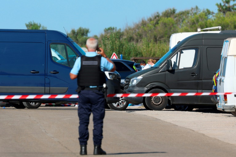 Des gendarmes bloquent la route près de l'endroit où un homme a été tué et l'autre blessé, le 26 août 2024 à La Grande-Motte, dans l'Hérault