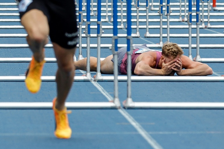 Le Français Kevin Mayer, blessé à une cuisse et incertain pour le décathlon olympique, le 7 juillet 2024 au Stade-Charléty à Paris