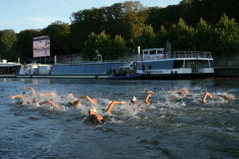 Les nageurs du marathon 10 km en eau libre des Jeux olympiques en décousent dans la Seine le 9 août 2024 à Paris