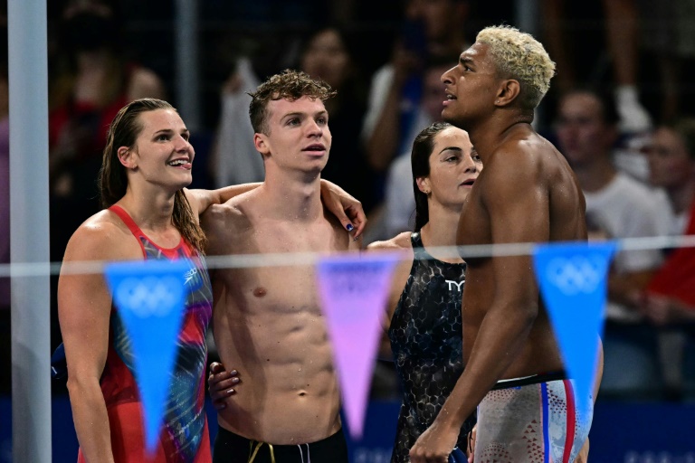 Le relais mixte 4x100 m 4 nages français, quatrième de la finale, le 3 août 2024 à La Défense Arena