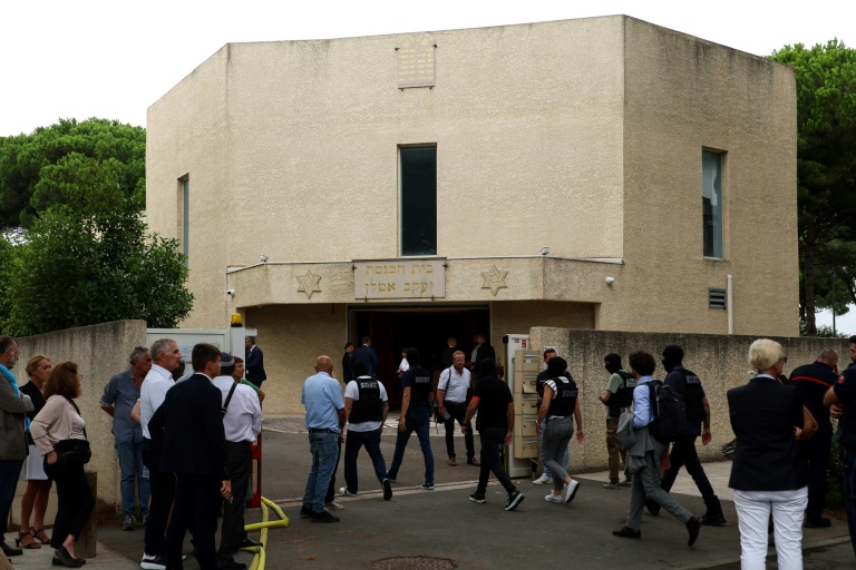 Des agents de la sous-direction antiterroriste entrent dans la synagogue de la Grande-Motte, dans l'Hérault, le 24 août 2024