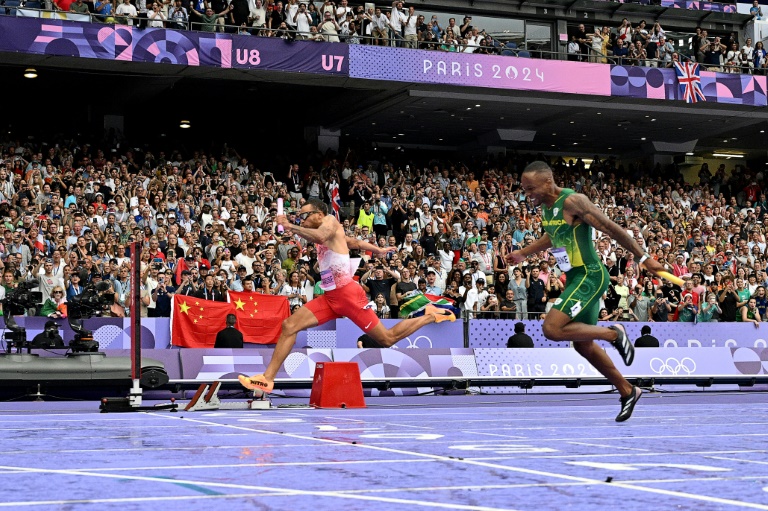 Le Canadien Andre De Grasse (à gauche) après la finale olympique du relais masculin 4x100m au Stade de France, le 9 août 2024