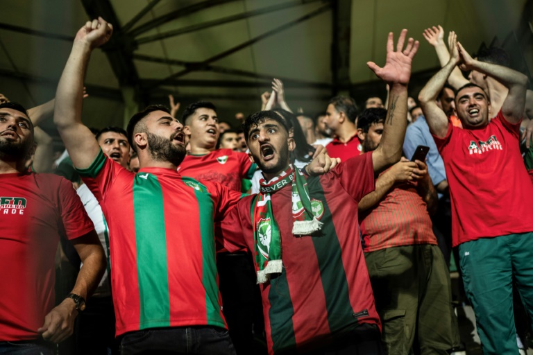 Des supporters d'Amedspor soutiennent leur équipe contre Sakaryaspor, le 28 août 2024 au stade Necmi Kadioglu d'Istanbul