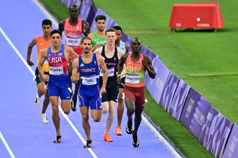 Le Français Gabriel Tual (en bleu, au centre) lors de la finale olympique du 800m, au STade de France, le 10 août 2024