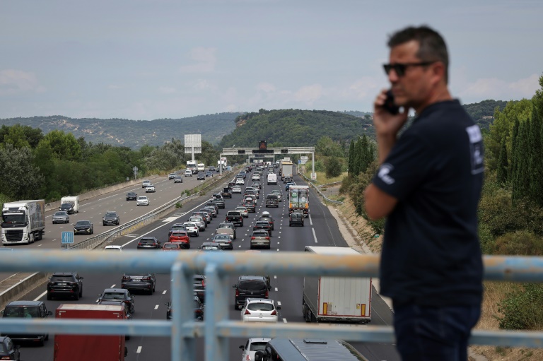 Le journaliste de Radio Vinci Autoroutes Denis Costat au-dessus de l'A7 près d'Orange, dans le sud-est de la France, le 16 août 2024