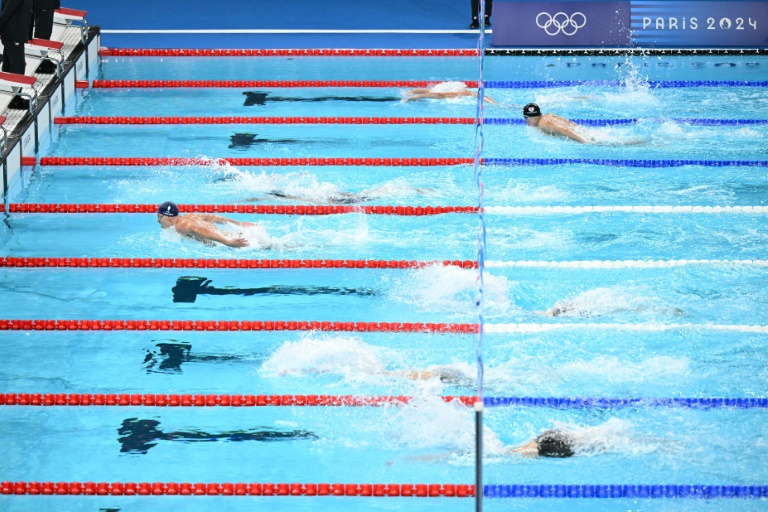 Léon Marchand en tête du 400 m 4 nages, le 28 juillet 2024 à l'Arena La Défense de Nanterre