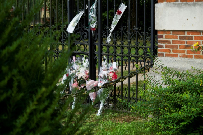 Des fleurs sur les grilles ceignant la propriété d'Alain Delon, à Douchy (Loiret), le 18 août 2024