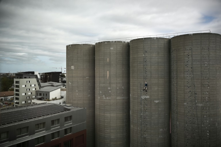 D'anciens silos à grain reconvertis en mur d'escalade, à Bordeaux, le 7 août 2024