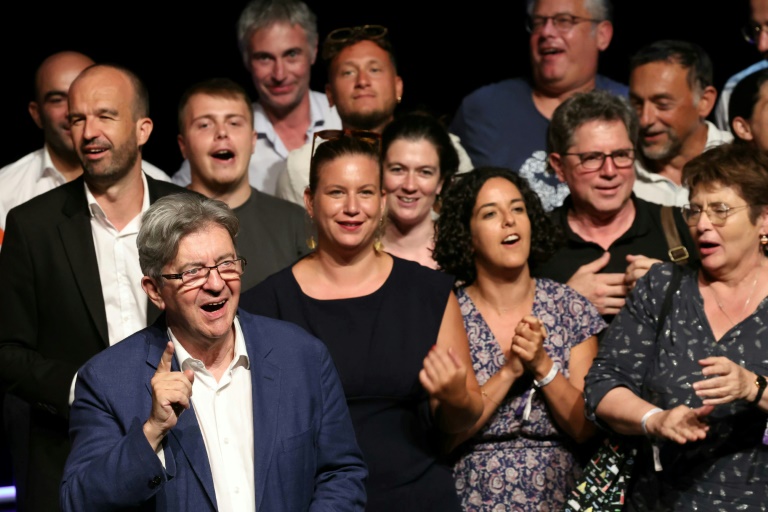 Jean-Luc Mélenchon entouré de membres et dirigeants de LFI, dont Manuel Bompard, coordinateur du mouvement de gauche radicale (à sa gauche), et Mathilde Panot, cheffe des députés Insoumis, à sa droite, le 24 août 2024 à Chateauneuf-sur-Isère (Drôme).