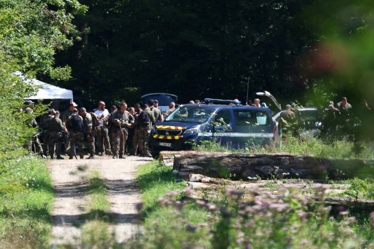 Des gendarmes participent aux recherches pour tenter de retrouver Lina - une adolescente disparue en septembre 2023 - dans une forêt de Saulx (Haute-Saône, est de la France), le 8 août 2024