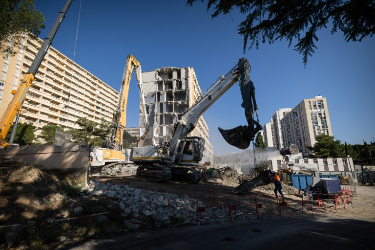 Un immeuble d'habitation en cours de démolition dans le quartier de Pissevin, à Nîmes, le 6 août 2024 dans le Gard