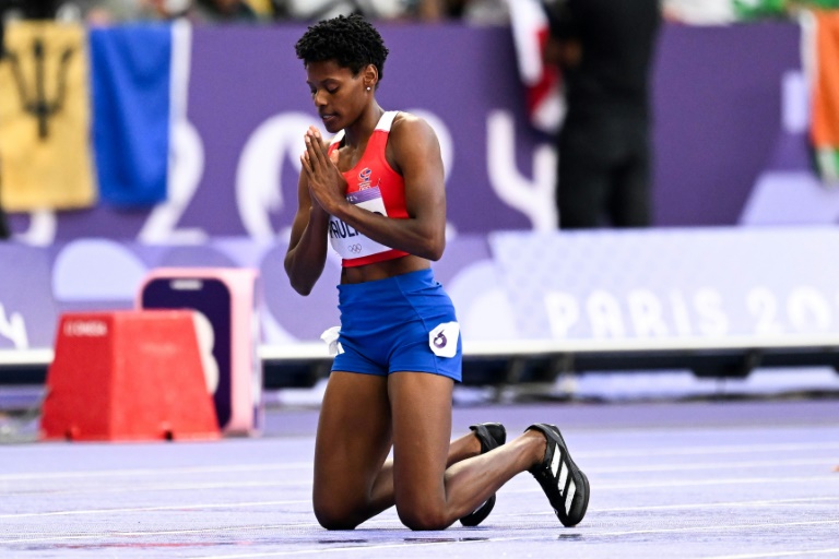 La Dominiquaine Marileidy Paulino après sa victoire en finale olympique du 400 m, le 9 août 2024 au Stade de France