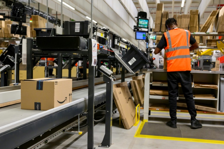 Un employé d'Amazon prépare une commande à placer sur un convoyeur au centre de distribution d'Augny, près de Metz, le 29 août 2024 en Moselle