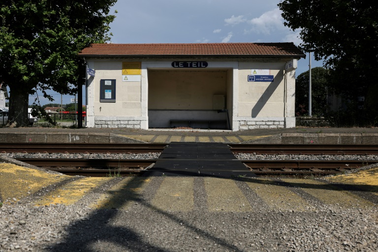 Les quais à l'abandon de la gare du Teil, le 15 août 2024 en Ardèche