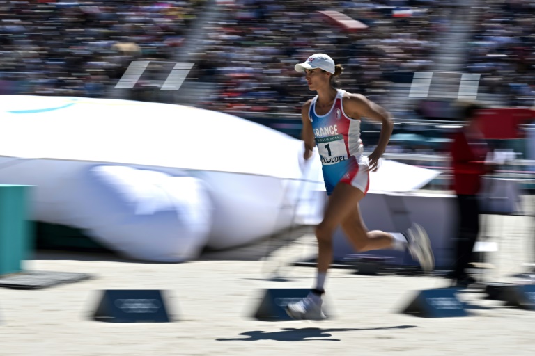 La pentathlonienne française Elodie Clouvel lors de l'épreuve combinée course-tir du pentathlon aux JO de Paris, le 10 août 2024