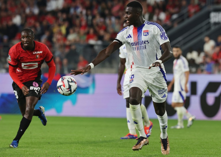 Le défenseur de Lyon Moussa Niakhate (à droite) lors du match de Ligue 1 contre Rennes, le 18 août 2024 au Roazhon Park