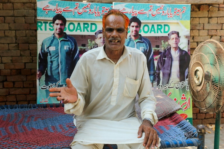 Mohammad Ashraf, le père d'Arshad Nadeem, le premier athlète pakistanais à remporter l'or olympique, au lancer de javelot, le 9 août 2024 à Mian Channu (Pakistan)

a joie des habitants de Mian Channu, le village d'Arshad Nadeem, le premier athlète pakistanais à remporter l'or olympique, au lancer de javelot, le 9 août 2024