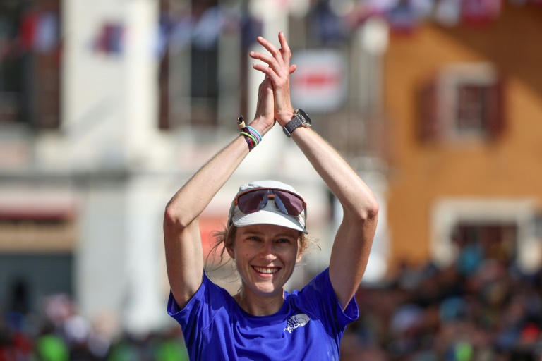 L'Américaine Katie Schide célèbre sa victoire à l'UTMB, à Chamonix, le 31 août 2024