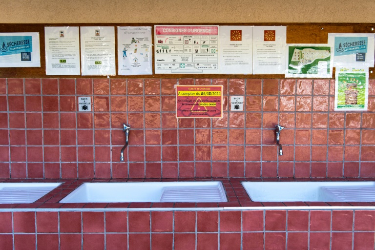 Un avis de coupure d'eau potable entre 14h et 6h du matin pour cause de sécheresse au camping municipal de Durban-Corbières, le 22 août 2024 dans l'Aude