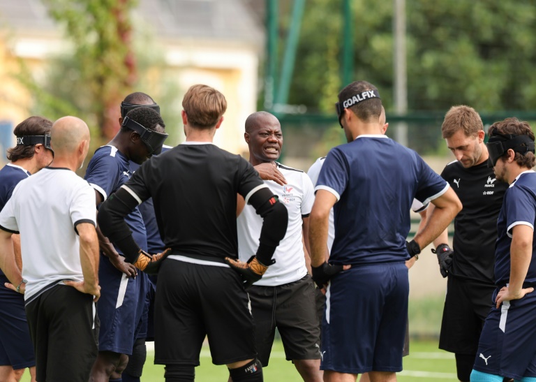 L'entraîneur de l'équipe de France de cécifoot, Toussaint Akpweh (c), donne ses consignes aux joueurs, au stade Georges-Carpentier de Lens, le 14 août 2024