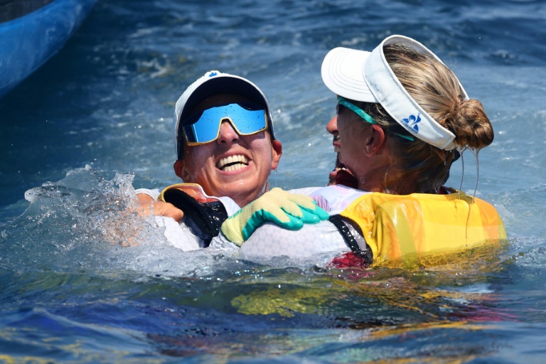 Charline Picon (G) et Sarah Steyaert (D) célèbrent leur médaille de bronze à la voile, le 2 août 2024 à Marseille