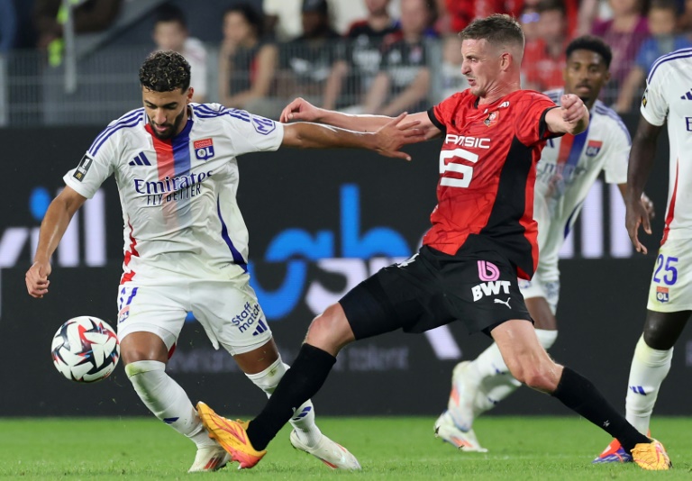 Le milieu de terrain rennais Benjamin Bourigeaud à la luttre avec le Lyonnais Saïd Benrahma, le 18 août 2024 au Roazhon Park