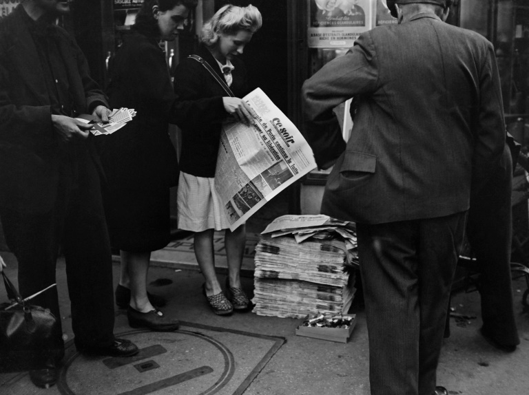 Des Parisiens achètent les journaux du jour qui viennent d'être livrés, en août 1944