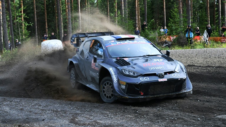 Le pilote de rallye français Sébastien Ogier et son coéquipier Thierry Landais (Toyota) lors du rallye de Finlande comptant pour le championnat du monde WRC à Jyväskylä le 4 août 2024.