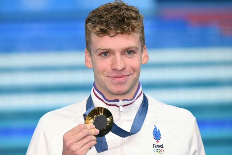 Le Français Léon Marchand et sa quatrième médaille d'or aux JO de Paris, remportée sur le 200 m quatre nages, le 2 août 2024 à La Défense Arena de Nanterre