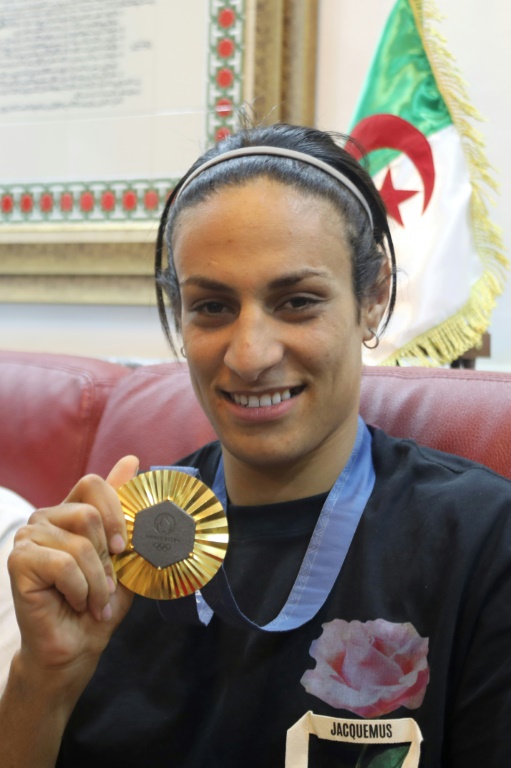 La boxeuse algérienne Imane Khelif pose avec sa médaille d'or le 16 août 2024 à Tiaret