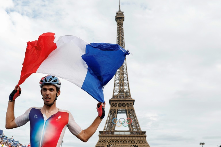 Le cycliste français Christophe Laporte célèbre sa médaille de bronze après la course en ligne des Jeux olympiques de Paris 2024, à Paris, le 3 août 2024