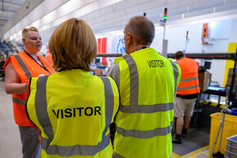 Des visiteurs au centre de distribution d'Amazon à Augny, près de Metz, le 29 août 2024 en Moselle