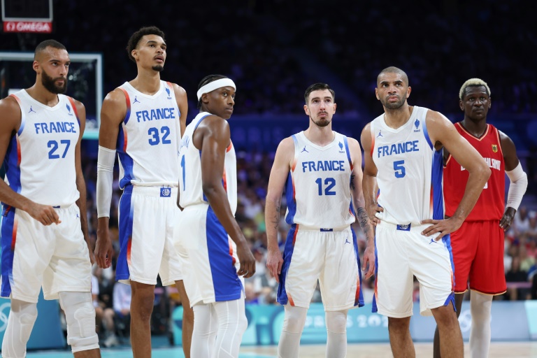 Rudy Gobert et Victor Wembanyama (à gauche) avec trois de leurs coéquipiers lors du match du tournoi olympique contre l'Allemagne, le 2 août 2024 à Villeneuve d'Ascq