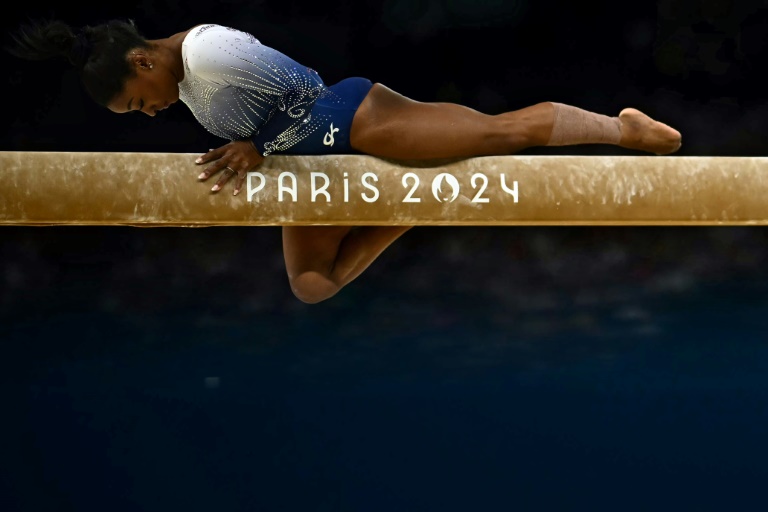 L'Américaine Simone Biles lors de la finale de la poutre en gymnastique artistique aux Jeux Olympiques de Paris 2024 à l'Arena Bercy, à Paris, le 5 août 2024