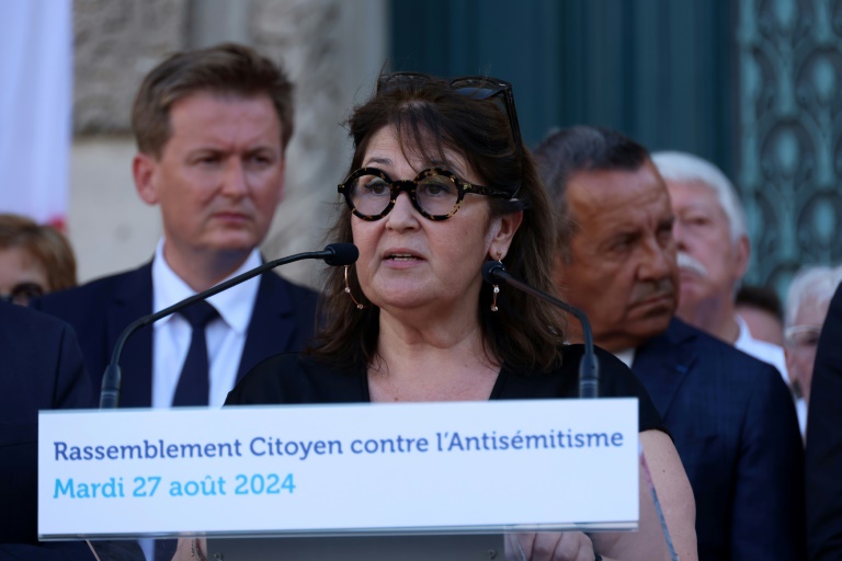 La présidente de la communauté juive de la Grande-Motte, Sabine Atlan, s'exprime lors d'un rassemblement contre l'antisémitisme le 27 août 2024 à Montpellier