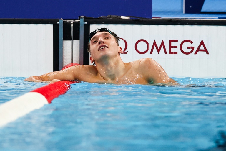 Le médaillé d'argent français Alex Portal à l'issue de l'épreuve de natation masculine S13 100m papillon lors des Jeux Paralympiques de Paris 2024, à Nanterre, le 29 août 2024