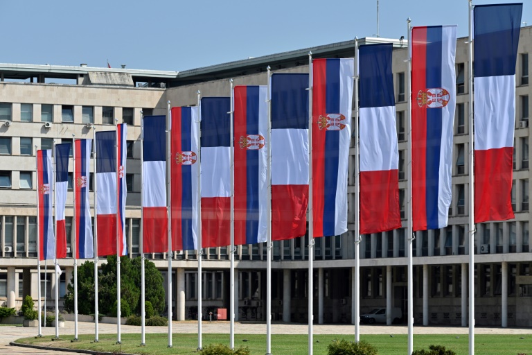 Des drapeaux serbes et français devant le palais de Serbie pour la visite du président français Emmanuel Macron, le 29 août 2024 à Belgrade