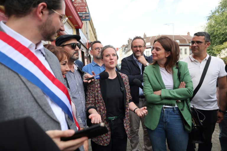 La candidate de la gauche pour Matignon Lucie Castets (g) aux côtés de la patronne des écologistes Marine Tondelier (d) lors d'un déplacement à Lille, le 27 juillet 2024