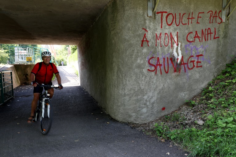 La piste cyclable le long du canal Rhin-Rhône, le 20 août 2024 à Artzenheim, dans le Haut-Rhin