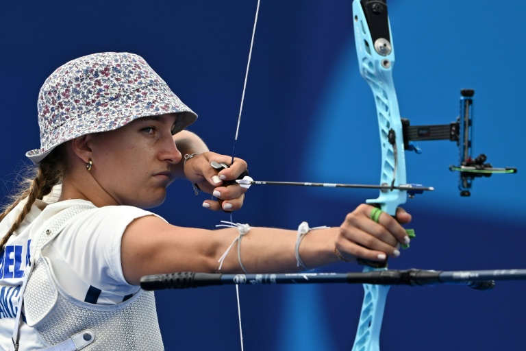 La Française Lisa Barbelin, médaillée de bronze en tir à l'arc aux JO de Paris, le 3 août 2024 aux Invalides