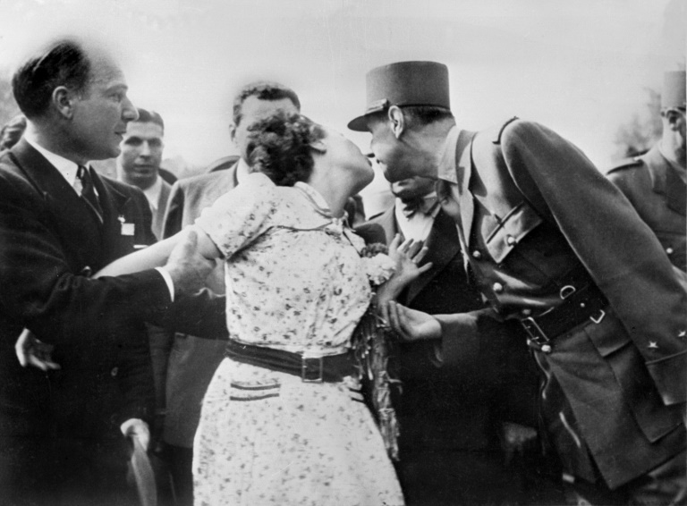 Une femme embrasse le général de Gaulle lors de la parade sur les Champs-Elysées le 26 août 1944 au lendemain de la libération de Paris