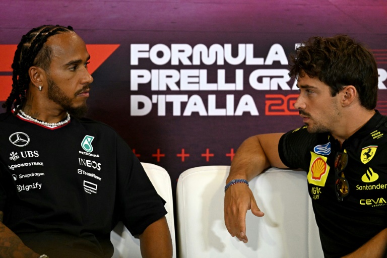 Lewis Hamilton (G) et Charles Leclerc (D), futurs coéquipiers chez Ferrari, lors d'une conférence de presse le 29 août 2024 à Monza, avant le GP d'Italie