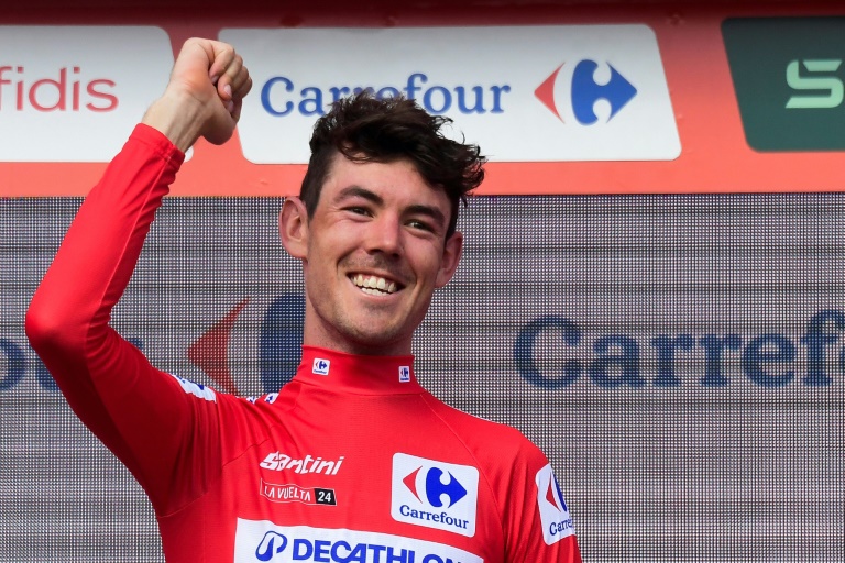 L'Australien de l'équipe Décathlon-AG2R La Mondiale Ben O'Connor célèbre sa victoire avec le maillot rouge lors de la 6e étape du Tour d'Espagne à Yunquera, le 22 août 2024