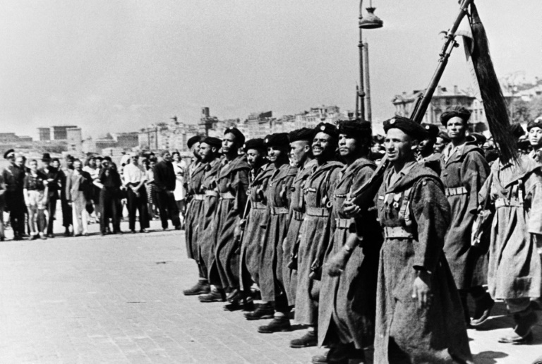 Des goumiers venus d'Afrique du Nord défilent à Marseille, le 29 août 1944, au lendemain de la libération de la ville