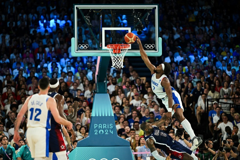 Le Français Guerschon Yabusele (à droite) dunkant sur LeBron James en finale olympique, à Bercy, le 10 août 2024